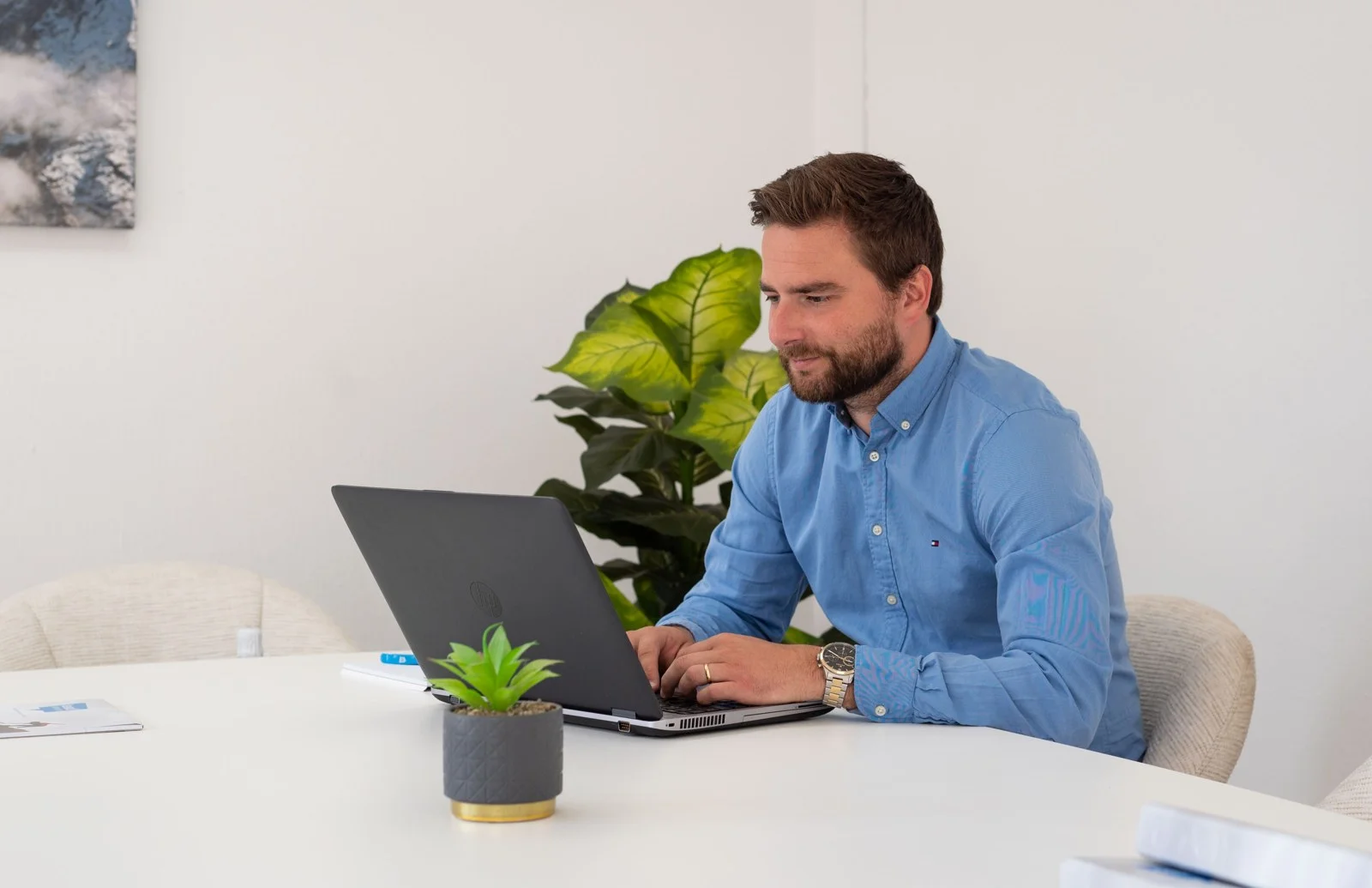 Niels Deprez aan zijn laptop
