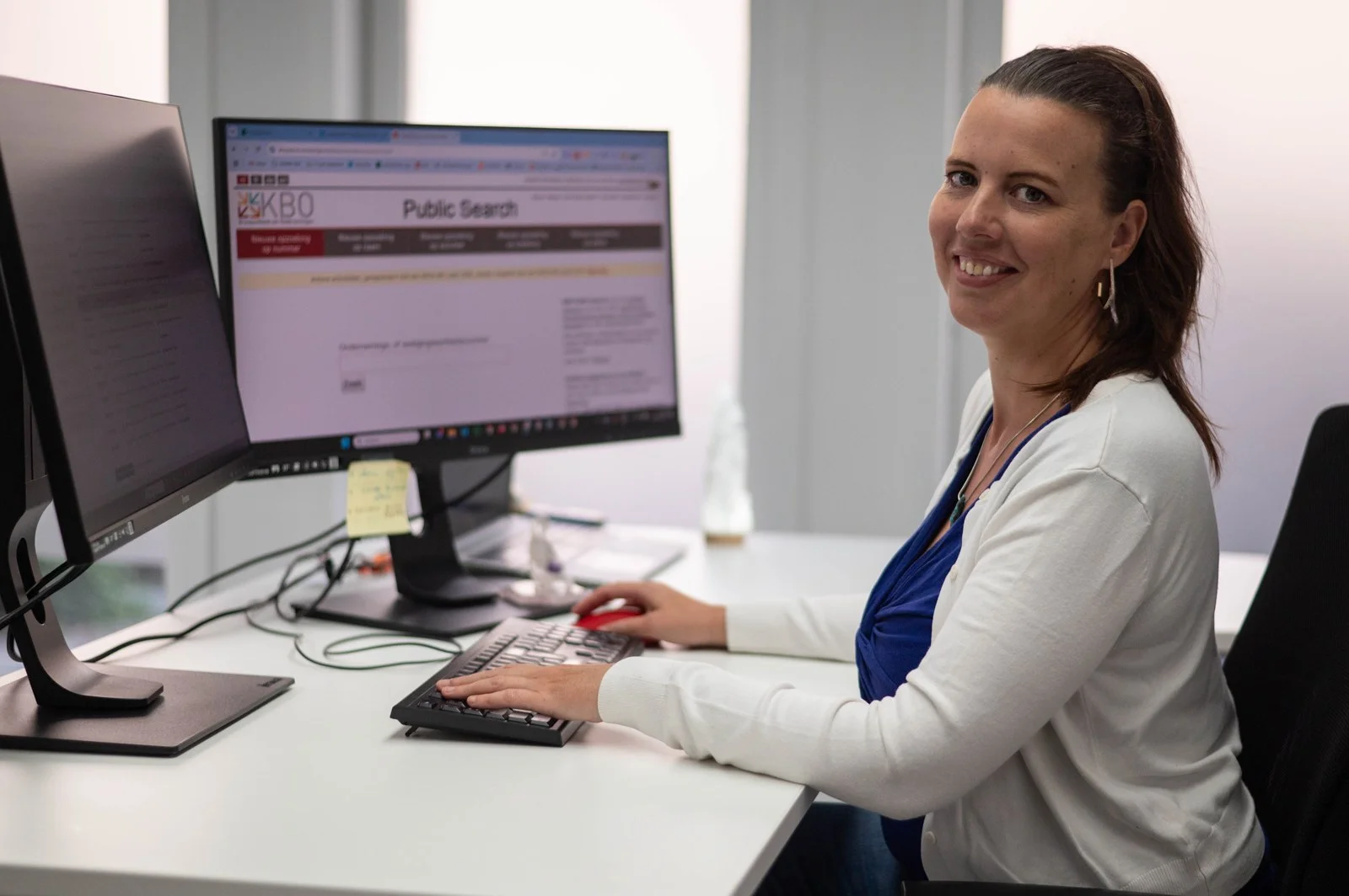 Stephanie Deprez aan haar bureau