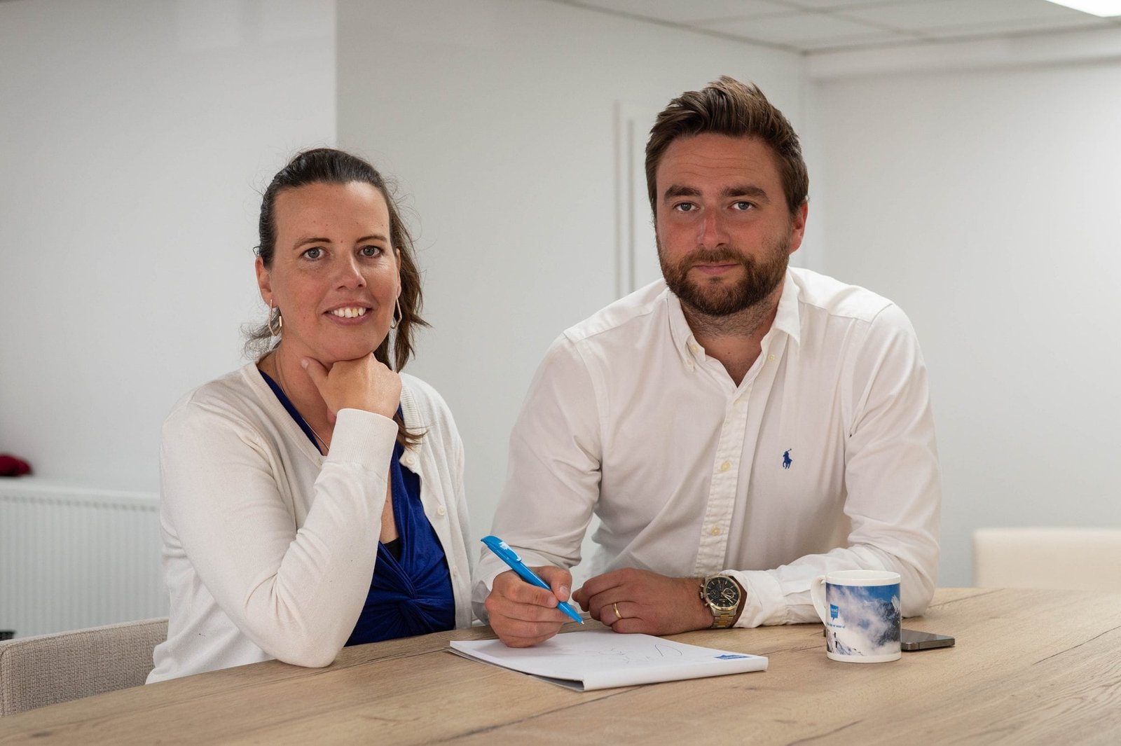 Stephanie en Niels Deprez aan tafel met een dossier